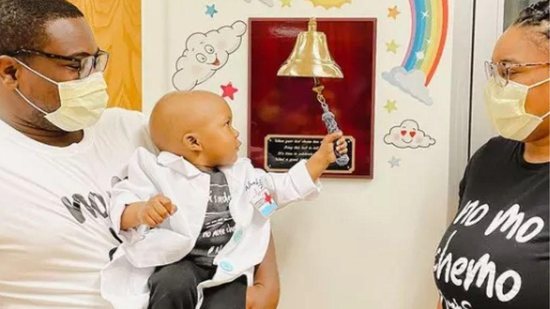 Bebê de 2 anos comemora cura do câncer - Reprodução/Só Notícia Boa