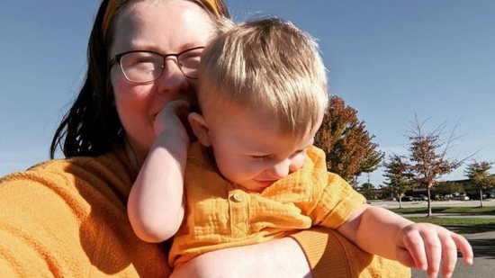 Alison conta sobre como sofre julgamentos por amamentar seu filho em público - Reprodução/Instagram/@raisinggreyson20