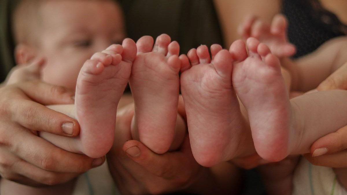 Pais de quíntuplos decidem entregar 4 bebês para a adoção para ficar apenas com o “mais bonito” - Reprodução/Freepik