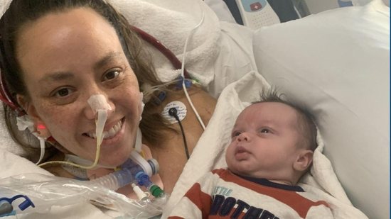 Autumn conheceu seu filho recém-nascido dois meses após o parto, que aconteceu enquanto ela estava intubada - Reprodução Zach Carver