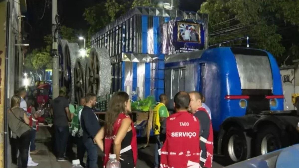 Raquel caiu de um carro alegórico no Carnaval do Rio - Reprodução/ Globo