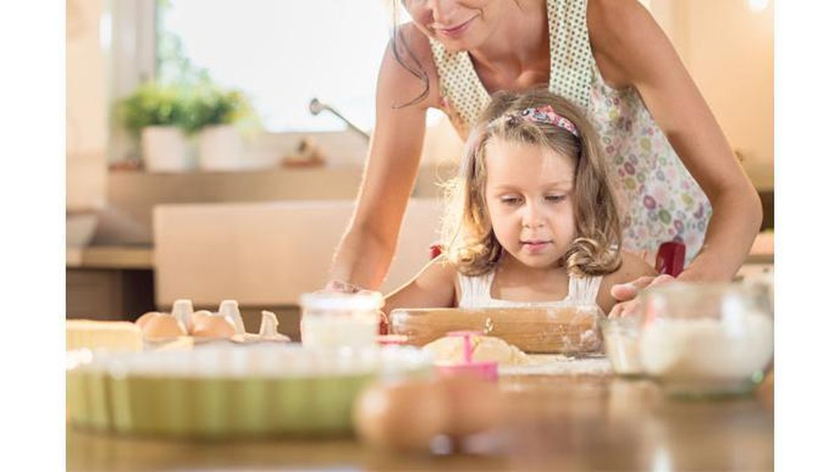 Sempre elogie com entusiasmo os esforços dos pequenos na cozinha - Shutterstock
