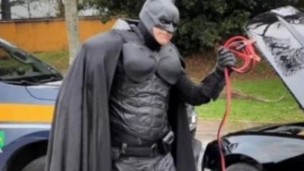 O aposentado estava vestido de Batman por que faz trabalhos voluntários - Reprodução/Instagram @prf_sc