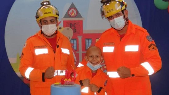 Menino ganha festa de aniversário de bombeiros - Corpo de Bombeiros