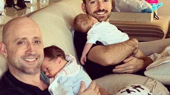 Thales Bretas ao lado dos dois filhos, Romeu e Gael - Reprodução/ Instagram