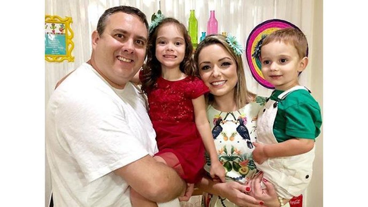 Flavia Calina, seu marido Ricardo e seus filhos Henrique e Victória. - reprodução/ Instagram