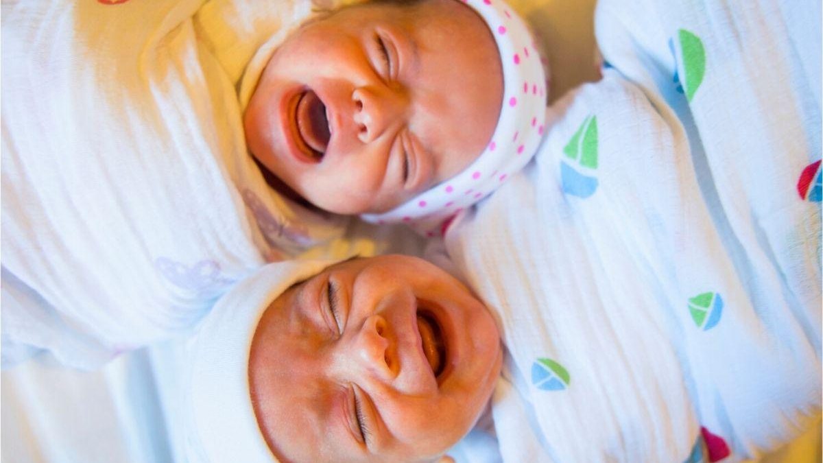 Gêmeos nascem com 10 anos de diferença na China - Reprodução / Hospital de Saúde Materno Infantil de Hubei