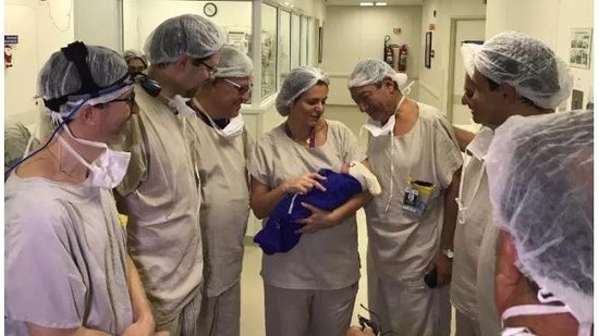 Foto tirada após o nascimento do bebê gerado em um útero transplantado - Reprodução / Hospital das Clínicas