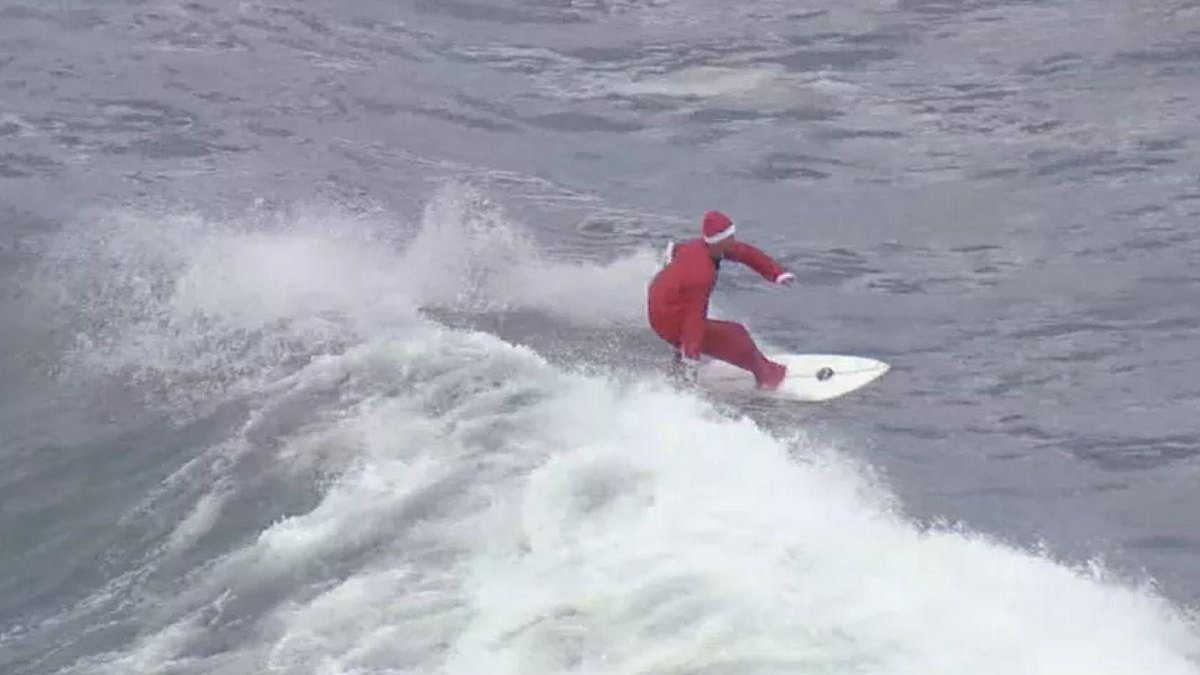 Papai Noel surfa no Rio de Janeiro - reprodução TV Globo