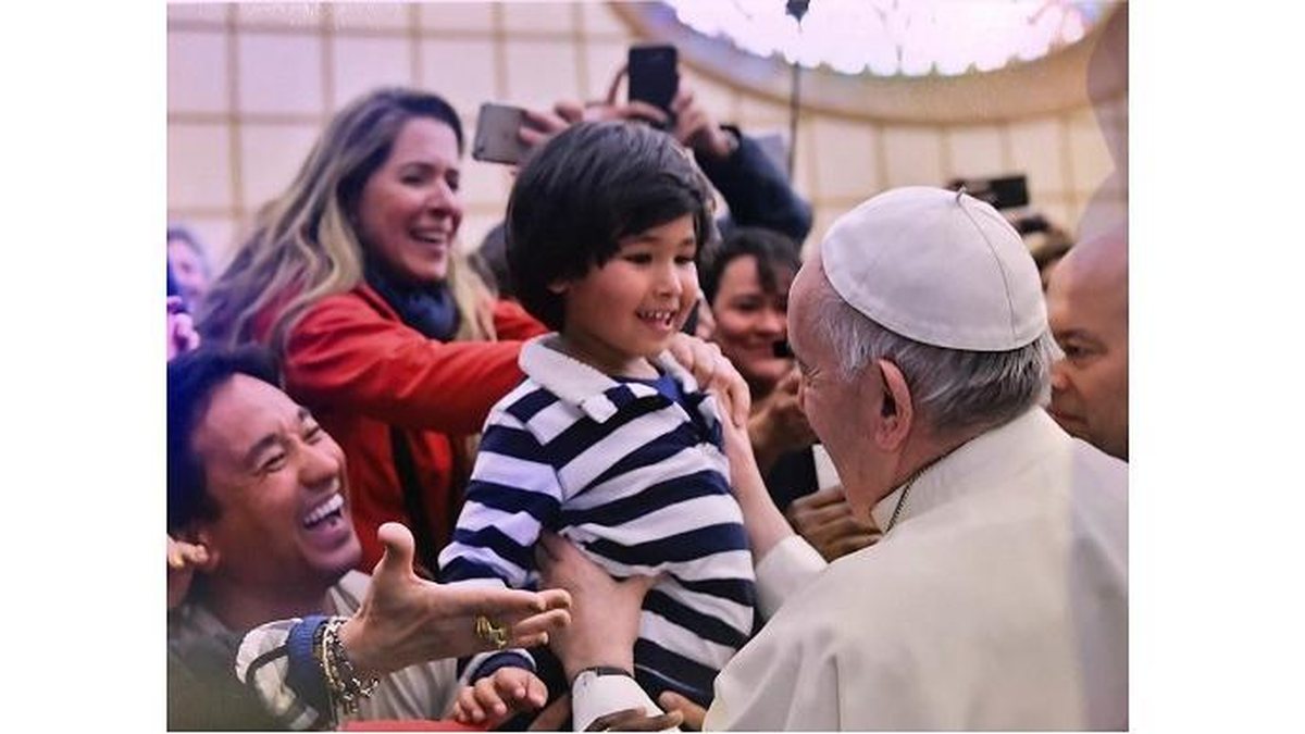 Felipe, aos 3 anos, com o Papa Francisco - Vaticano/Divulgação