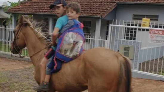 Menino leva irmão para escola com cavalo - Arquivo Pessoal/ Tatiana Perius