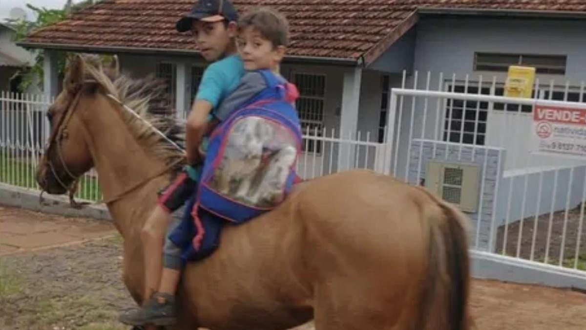Menino leva irmão para escola com cavalo - Arquivo Pessoal/ Tatiana Perius