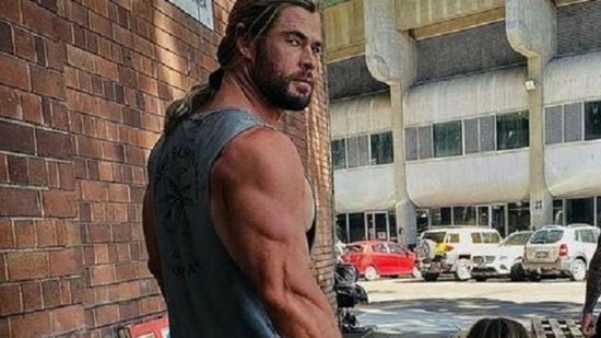 Chris Hemsworth virou motivo de piada ao postar foto com braço forte e penas finas nas redes sociais - Reprodução/ Instagram