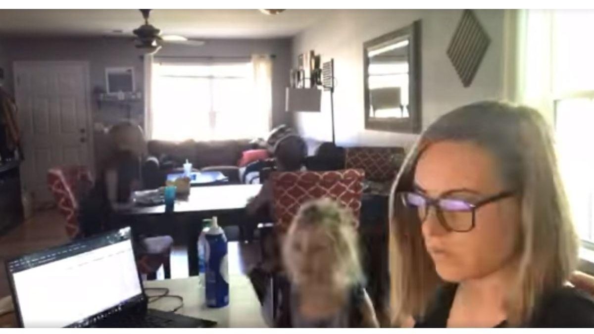Mãe publica vídeo mostrando como é trabalhar em home office com os filhos em casa - reprodução Facebook/ Katie Stevens