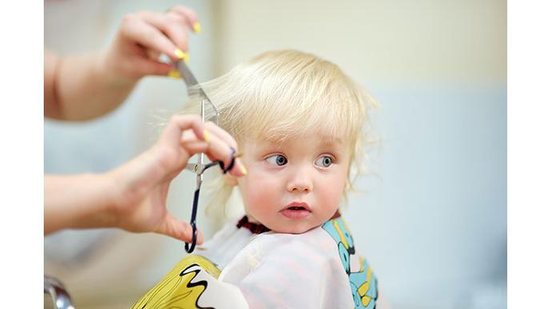 Não existe uma “hora certa” para fazer o primeiro corte: tudo depende da quantidade de cabelo que o bebê tem - Shutterstock