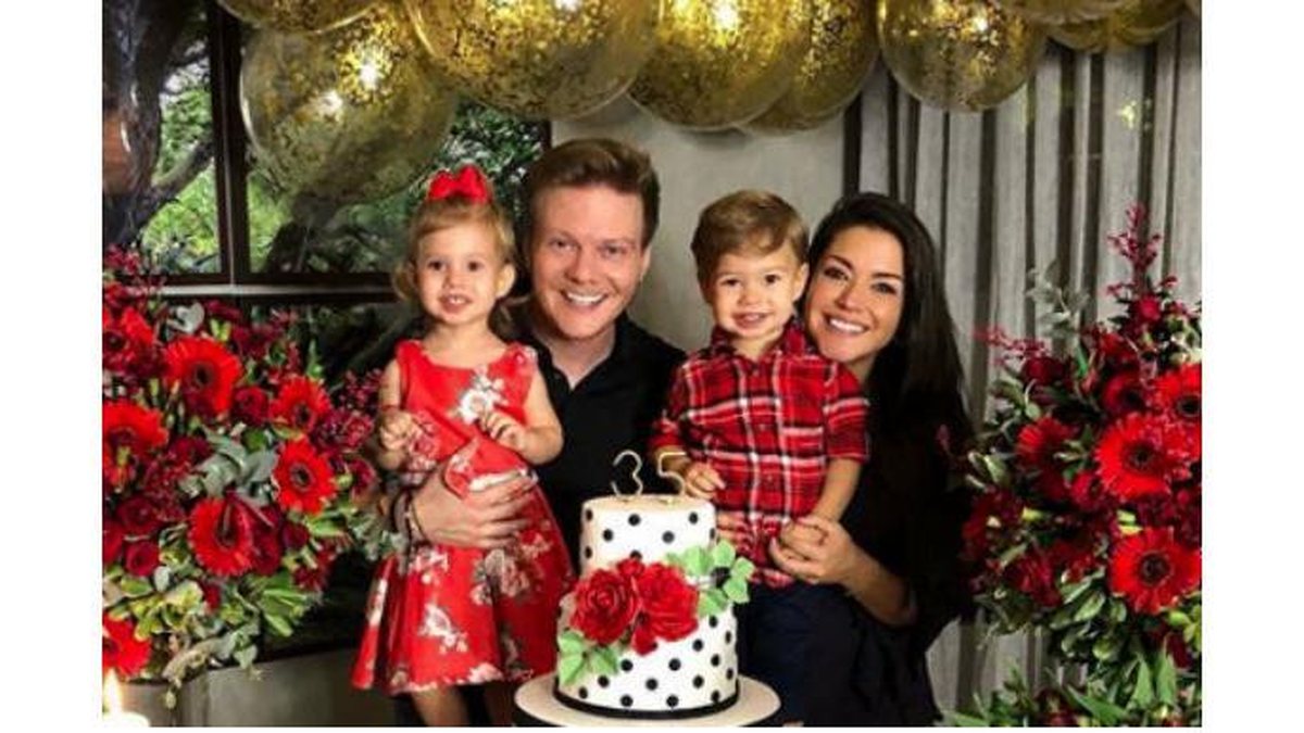 Thais Fersoza comemorando o aniversário ao lado de Michel Teló e dos filhos Melinda e Teodoro - reprodução / Instagram
