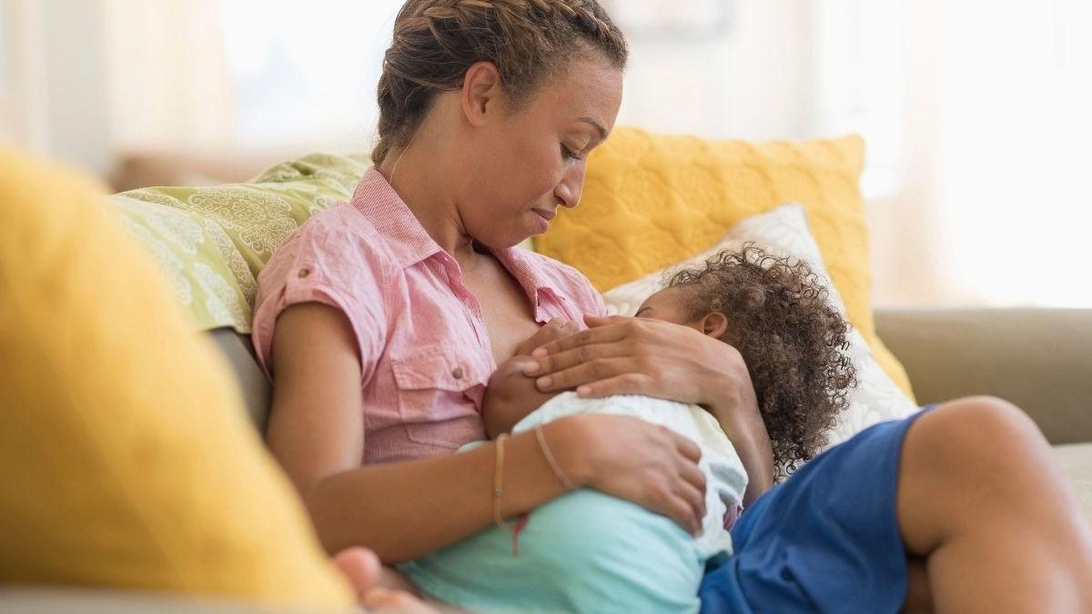 A amamentação traz benefícios para mãe e bebê, por isso é tão importante ser estimulada - Getty Images