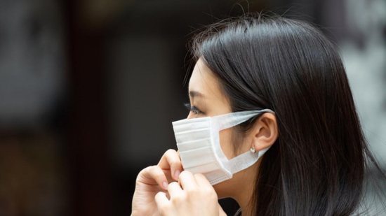 Segundo o estudo máscara pode não impedir totalmente o contato com o vírus, mas reduz a carga viral - Getty Images