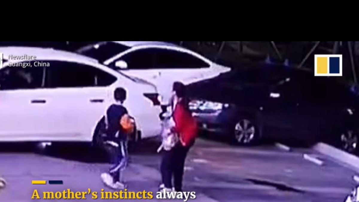 Mulher salva filho de acidente contra motorista desatento - Reprodução Youtube South China Morning Post