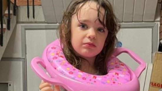 Menina de 3 anos prendeu o pescoço em assento sanitário - Reprodução/ Facebook/ Tauton Fire Station