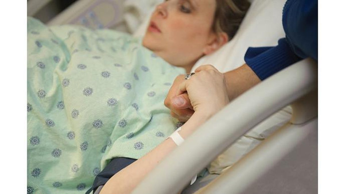 Mães estão compartilhando suas cicatrizes de cesárea antes de tirar os curativos - Shutterstock