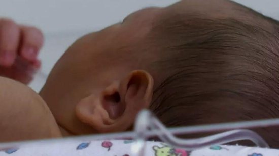 O bebê foi encontrado em um terreno baldio ainda com o cordão umbilical - Reprodução / EPTV