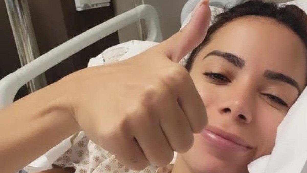 Anitta acompanhada de amigos e familiares no pré-operatório - Reprodução / Instagram
