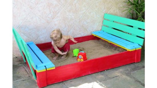 caixa de areia - Cássio se diverte com a caixa de areia que o avô criou para ele (Fotos: Roberto Steffler)