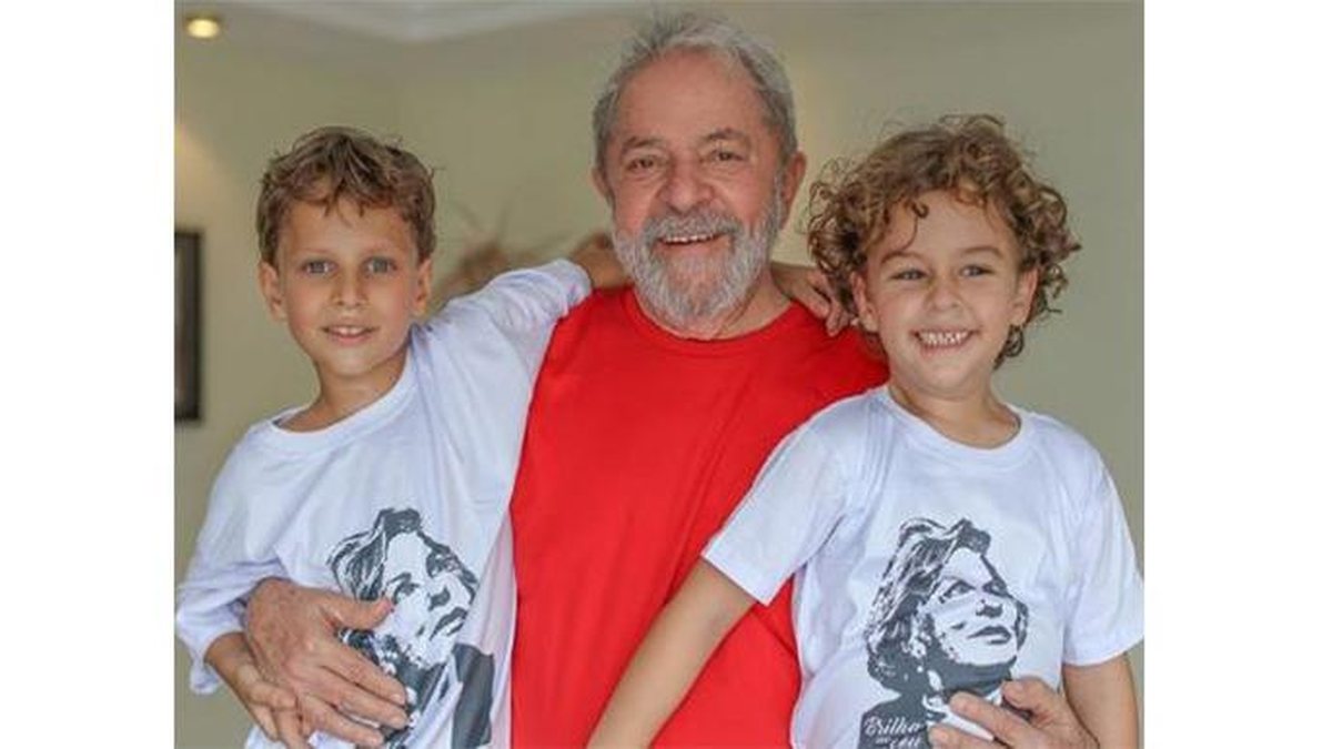 O ex-presidente ao lado de Pedro e Arthur - Reprodução/ Instagram @lulaoficial