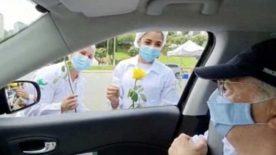 Idoso deu flores às enfermeiras após tomar vacina da Covid-19 - Reprodução/ YouTube