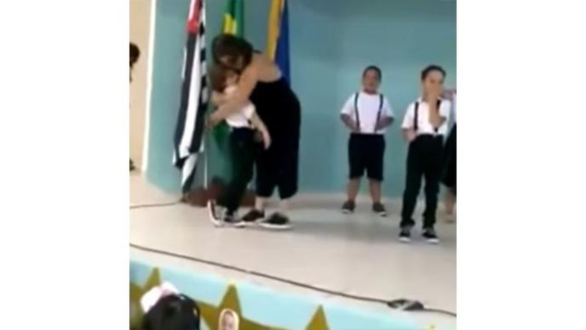 Mãe dança com seu filho na apresentação da escola - reprodução