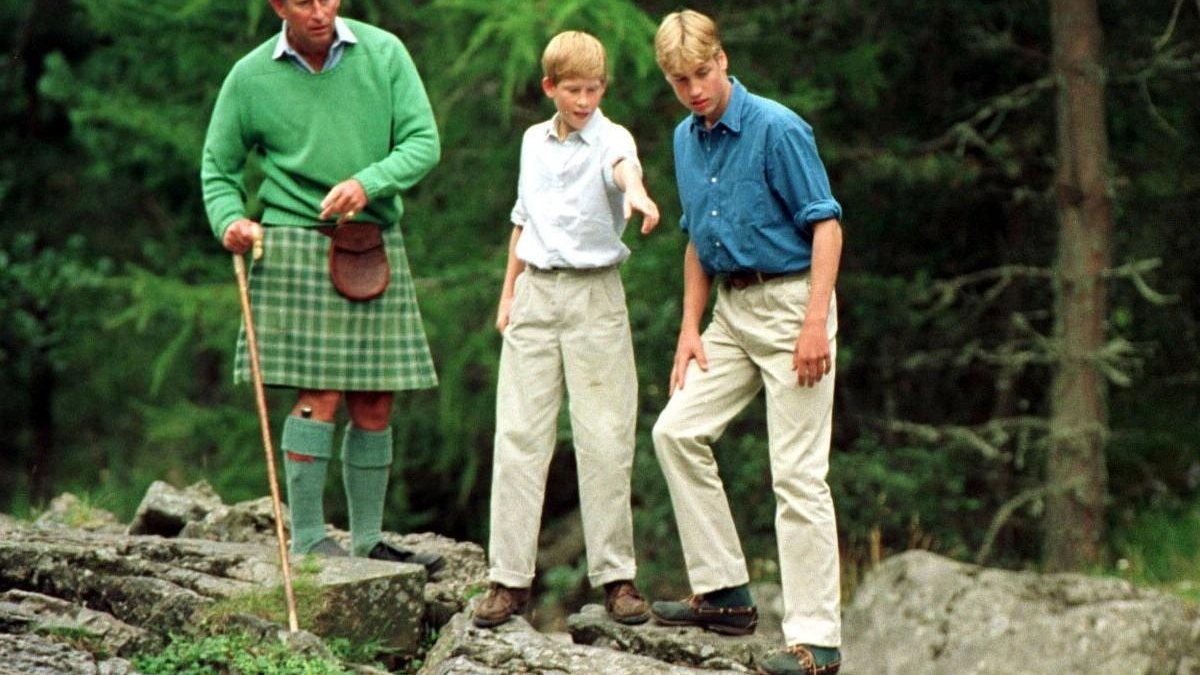 Conta oficial da Família Real Britânica no Twitter faz post de Dia dos Pais com foto de Rei Charles III, Príncipe Harry e Príncipe William - Rei Charles, príncipe Harry e príncipe William em 1997 (Foto: Reprodução/Twitter @RoyalFamily