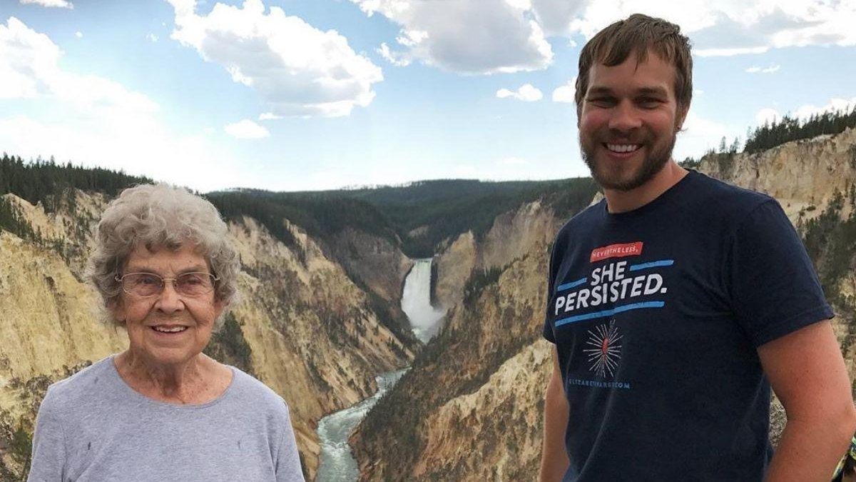 Neto leva a avó para ver o mar e as montanhas pela primeira vez (Reprodução/Instagram)