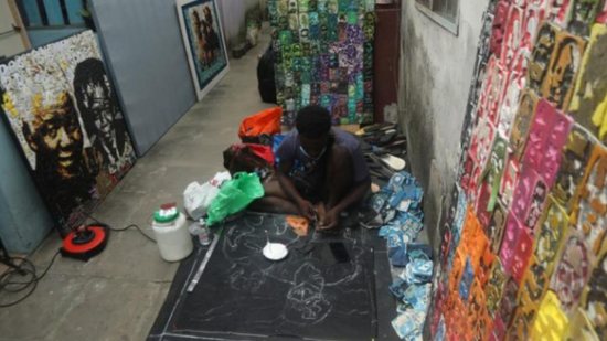 Artista faz obras com chinelos abandonados - Reprodução / Só Notícia Boa