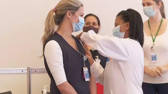 Mais de mil profissionais de saúde já foram vacinados em SP - Reprodução/ CNN