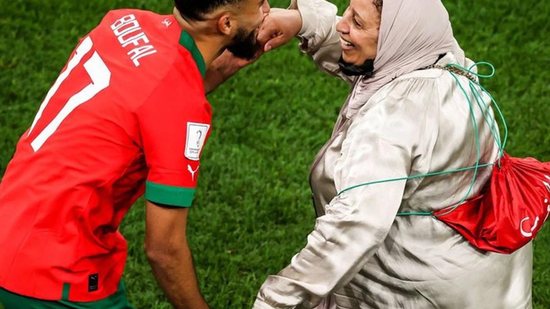 Jogador do Marrocos comemora vitória contra Portugal com a mãe no campo - Reprodução/Twitter/@EnMaroc