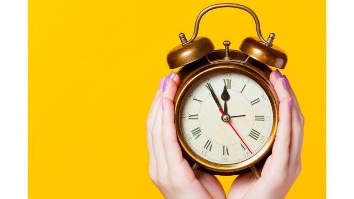 photo-of-female-hands-holding-alarm-clock-on-the-wonderful-yellow-picture-id677634644 - Foto: iStock