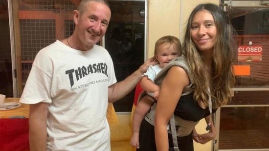 Māhina Toki, de 13 meses, teria sido deixada presa em uma espécie de cinto no convés do barco para assistir a um filme, enquanto seus pais preparavam o jantar na cozinha - Reprodução/ Facebook