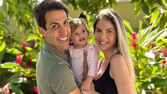 Bárbara Evans ao lado da filha e do marido - Reprodução/Instagram