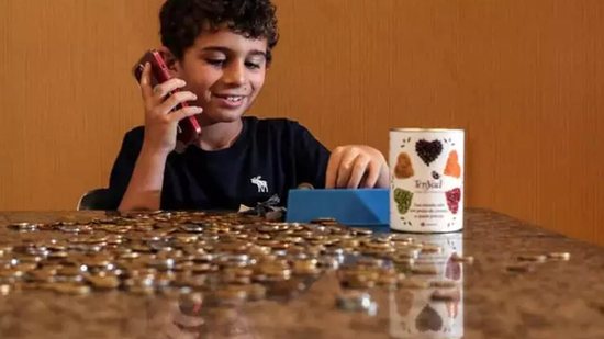 Menino de 8 anos junta dinheiro para ajudar pessoas carentes - Werther Santana/Estadão