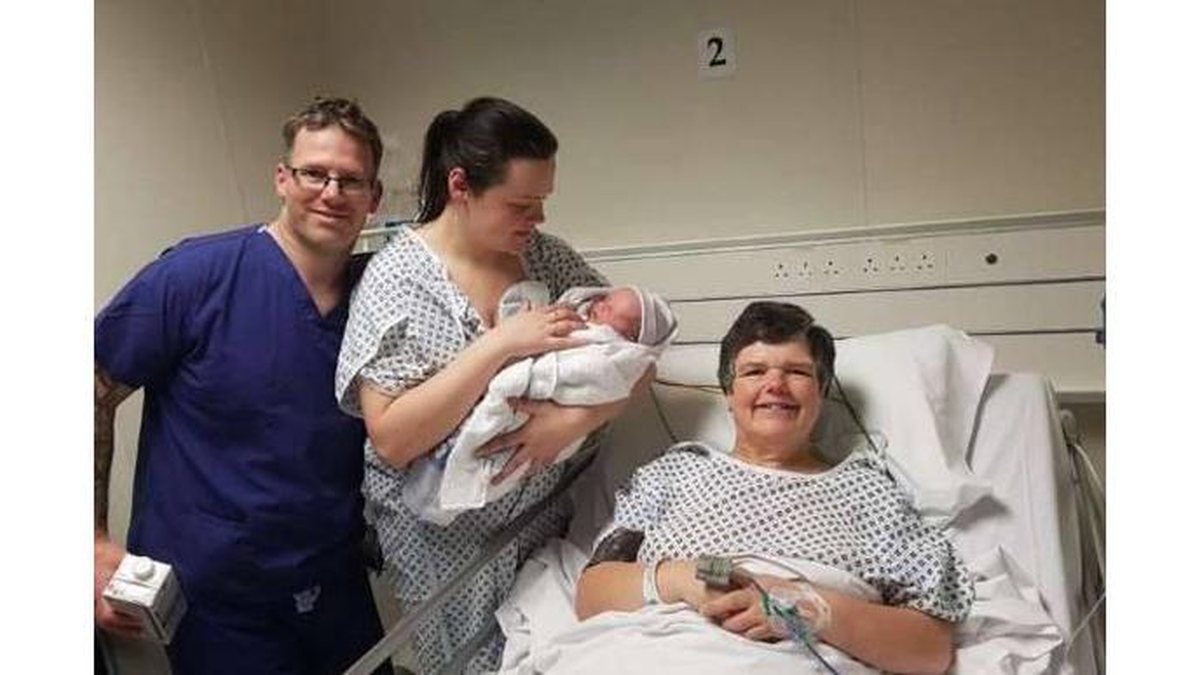 A avó deu à luz a própria neta para realizar sonho da filha (Foto: Reprodução/Facebook 