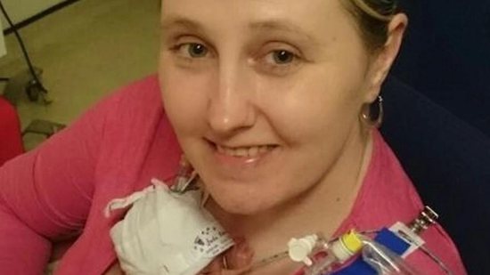 Uma mãe deu à luz com os olhos vendados porque estava convencida de que seu bebê nasceria morto - Reprodução/The Mirror