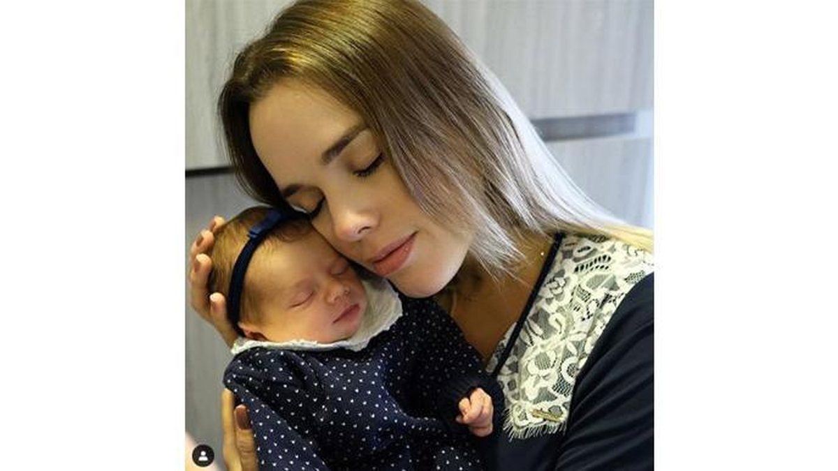 Thaeme postou várias fotos falando sobre a filha e como não tem mais tempo para nada (Foto: Reprodução/Instagram @