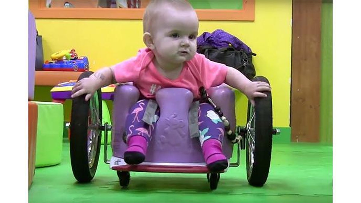 Evelyn anda em sua cadeira de rodas adaptada - Reprodução