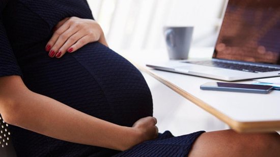 As grávidas poderão voltar a trabalhar presencialmente - Getty Images