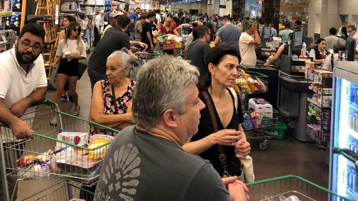 Imagem Supermercados mostram redução de produtos nas prateleiras com corrida às compras por causa do coronavírus