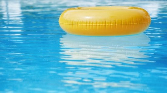 Ela caiu na piscina do clube - reprodução / Getty Images