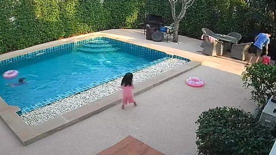 A menina de 3 anos de idade avisou o pai que a bebê estava se afogando - Reprodução/ Youtube