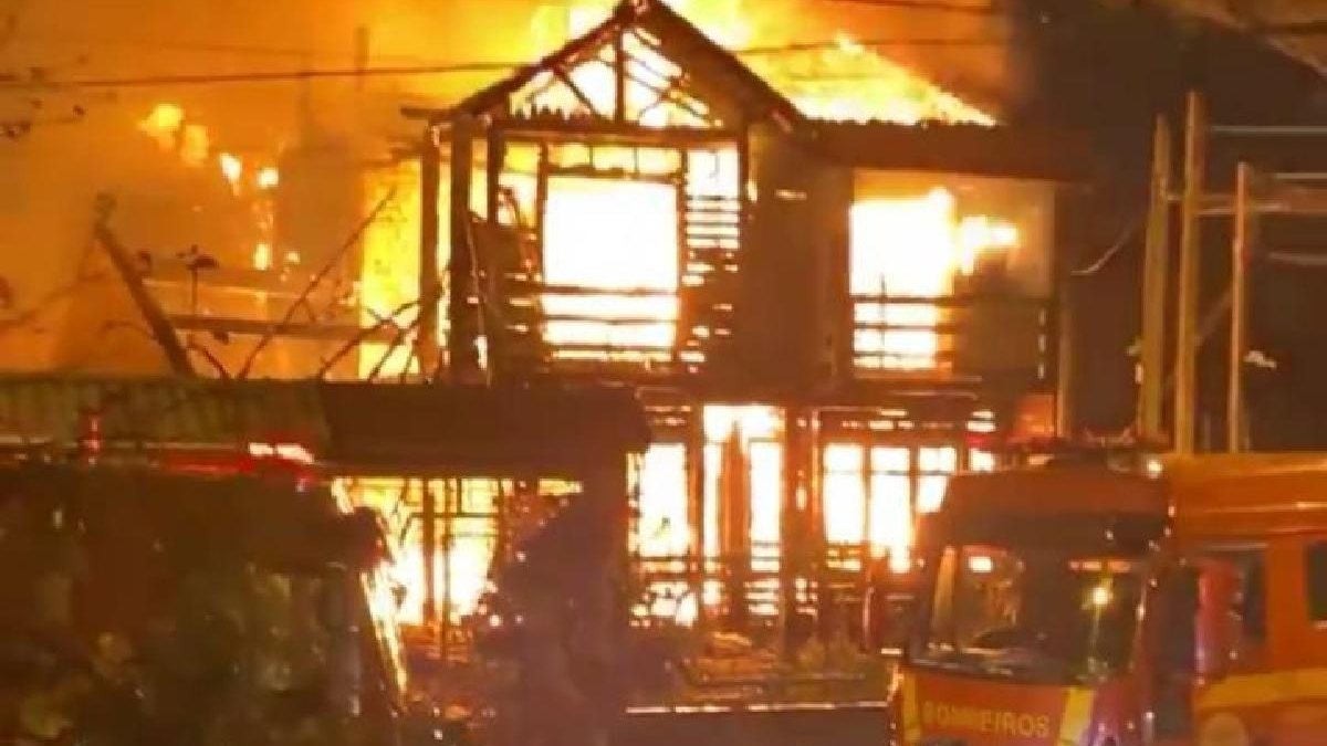 Incêndio destrói casa em Canoas, RS - Reprodução/ Twitter