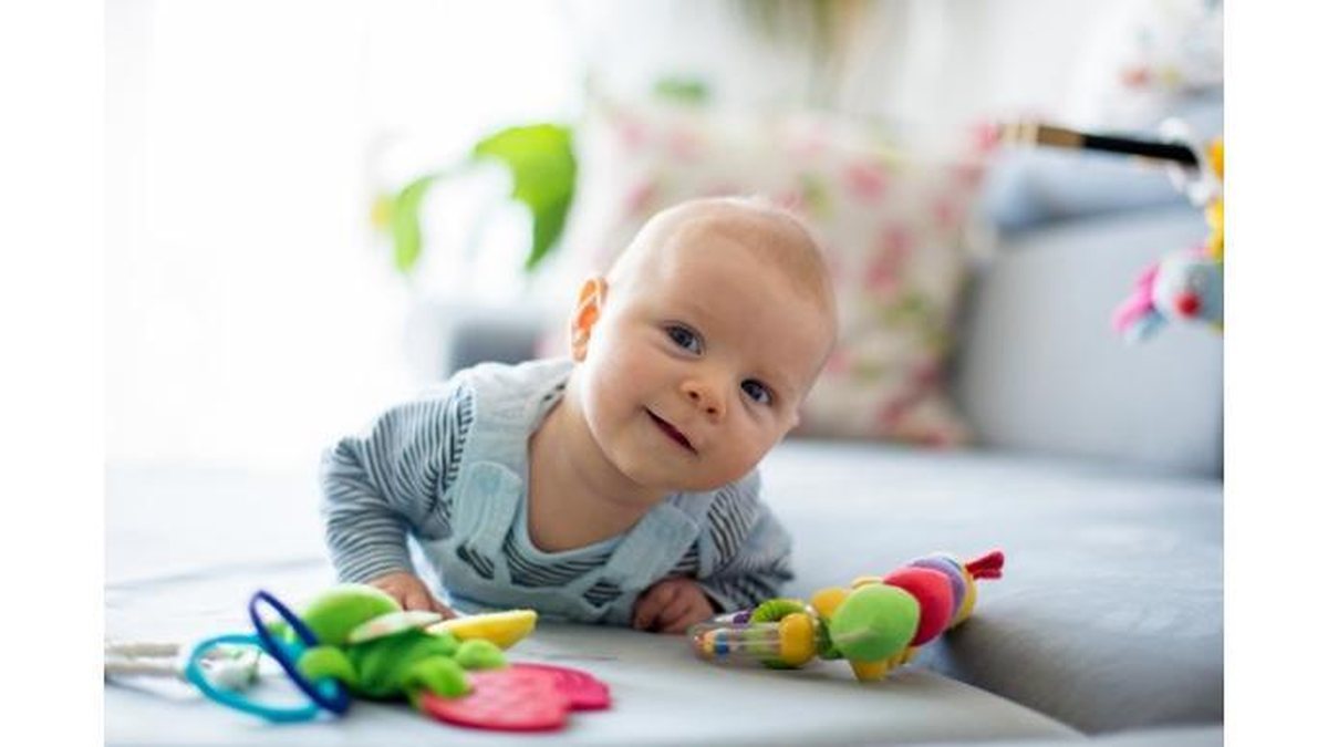 A brincadeira é uma ótima maneira para estimular o desenvolvimento do bebê - Getty Images